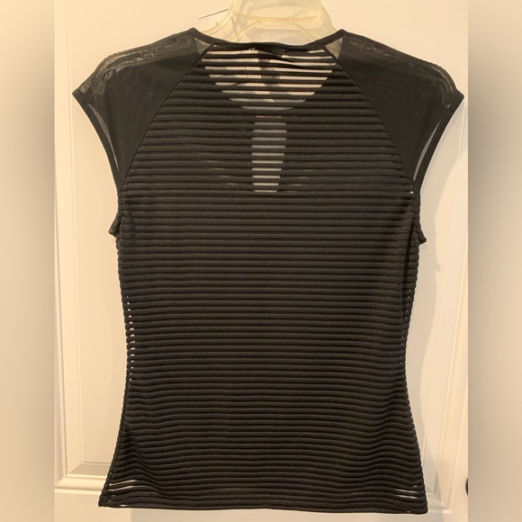 NWT Cache’ Lined Top withh Mesh Top and Keyhole Detail
Sz Small - Picture 6 of 12